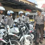 Kapolestabes Surabaya saat mengecek kelengkapan kendaraan Satlantas.