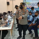 Petugas Polres Blitar Kota saat meninjau vaksinasi di SMK Negeri 1 Udanawu