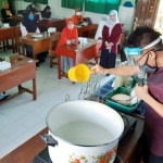 PELATIHAN: Pemateri mempraktikkan cara membuat nata de coco. foto: MUSTAIN/ BANGSAONLINE