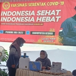 Petugas dari Dinkes Kabupaten Kediri dan Binda Jatim saat melayani vaksinasi booster bagi warga. Foto: Ist