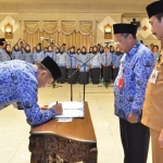 Andhy Hendro Wijaya menandatangani surat pengukuhan menjadi Ketua Korpri Gresik.