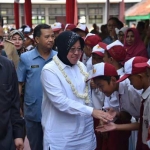 Wali Kota Surabaya saat meresmikan SMPN 56.