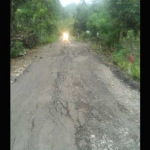 Kondisi jalan menuju Pantai Watu Karung yang rusak. 