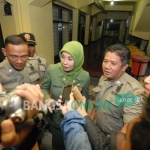 Sekda Jombang, Ita Triwibawati memberikan keterangan usai penggeledahan yang dilakukan oleh KPK di ruang kerjanya, kemarin (6/12). foto: RONY SUHARTOMO/ BANGSAONLINE