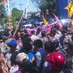 Puluhan Aktivis PMII Situbondo dikawal ketat Polisi saat demo di depan Pendopo Kabupaten. foto: MURSIDI/ BANGSAONLINE