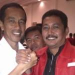 SALAM KOMANDO – Ketua Bappilu DPC PDI-P Sidoarjo Tarkit Erdianto bersama Capres Jokowi kala Rakorda Pemenangan Pemilu dan Silaturahim Calon Presiden RI Joko Widodo, di Hotel Jambuluwuk, Batu, Minggu (30/3/2014) lalu. foto istimewa