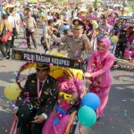 M. Iqbal dan Ibu Bhayangkari saat acara wisuda anggota yang purna tugas.