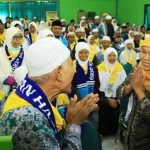 Gubernur Jatim, Khofifah Indar Parawansa menyapa Calon Jamaah Haji asal kabupaten Magetan. foto: ist