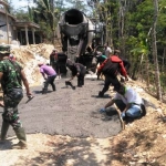 Suasana pengecoran jalan di Desa Kedungsalam.