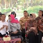 KUNJUNGAN KERJA - Presiden Jokowi didampingi Menko PMK Puan Maharani dan Gubernur Jatim Soekarwo saat kunjungan kerja dan membagikan kartu sakti di Kota Batu Malang, kemarin. foto istimewa