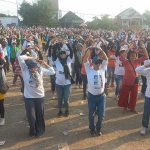 Gus Barra (depan berkacamata) bersama sang istri berbaur bersama ribuan warga untuk senam sehat.