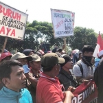 Ribuan buruh PDP Kahyangan Jember unjuk rasa di depan Pemkab Jember, Senin (12/8/2019) pagi .