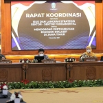 Gubernur Jawa Timur, Khofifah Indar Parawansa, saat rapat koordinasi di Gedung Negara Grahadi, Kota Surabaya.