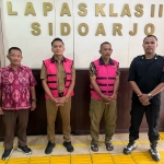 Ali Nasikin dan Samiun saat akan ditahan di Lapas Sidoarjo