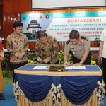 Wakil Gubernur Jatim menandatangani berita acara sosialisasi pelaksanaan Perpres No.87 Th.2016 tentang Saber Pungli di Unibraw Malang. foto: ist