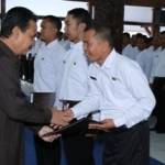 Bupati Lumajang memberikan SK pengangkatan CPNS di Pendopo Kabupaten Lumajang. (Imron/BANGSAONLINE)