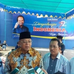 Ketua DPW Partai NasDem, Rendra Kresna (berpeci hitam) memberi keterangan pers bersama pengurus DPW NasDem Jatim. foto: DIDI ROSADI/ BANGSAONLINE