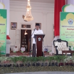 Bupati Bangkalan Raden Abdul Latif memperingati Isra Miraj di Pendopo Agung, Kamis (25/4).