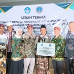 Rektor Universitas Kristen Petra Surabaya Djwantoro Hardjito sat menyerahkan simbolis proyek teknologi biogas kepada warga Taneyan Lanjhang didampingi Pj Bupati Pamekasan Masrukin