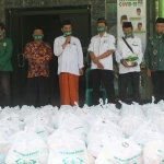 PEDULI: Paket sembako yang disalurkan NU Care-LAZISNU Sidoarjo kepada Guru Ngaji, Selasa (22/4). foto: ist