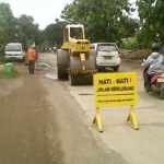 Tim Salob saat menambal salah satu titik jalan.