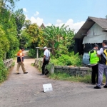 Tim dari DPU Bina Marga dan Bina Kontruksi Kabupaten Pasuruan saat menyurvei salah satu jembatan yang akan direhab.