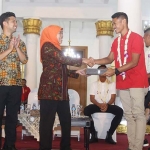 Gubernur Jatim, Khofifah Indar Parawansa memberikan bonus untuk pemain dan ofisial Timnas U-22 asal Jawa Timur.  foto: DIDI ROSADI/ BANGSAONLINE