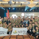 Para insan Petrokimia Gresik menunjukkan penghargaan yang diraih di TKMPN XXIX 2025. Foto: Ist
