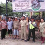 Dinas Peternakan Kabupaten Blitar memasang pengumuman di pasar hewan Wlingi. foto: AKINA/ BANGSAONLINE