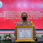 Kapolresta Sidoarjo Kombes Pol. Sumardji saat menerima penghargaan Pelayanan Prima dari Kemenpan-RB. (foto: ist)