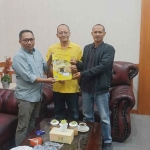 Ketua DPD Golkar Gresik, Ahmad Nurhamim (tengah), saat menerima berkas kesediaan Amelia menjadi bakal calon wakil bupati di Pilkada 2024. Foto: Ist