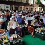 Para tuan guru dan para pejabat dalam acara Haul ke-32 TGH Ibrahim Al-Khalidy, TGH Mustofa Al-Khalidy dan TGH Muhammad Idris Misbah di Pondok Pesantren Al-Ishlahuddiny Kediri Lombok Barat NTB, Sabtu (22/2/2025). Foto: MMA/bangsaonline.