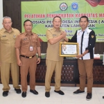 Bupati Lamongan,  Yuhronur Efendi, bersama forum pendamping desa.