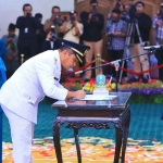 Pelantikan Adi Wibowo sebagai Wali Kota Pasuruan di Gedung Negara Grahadi, Surabaya.