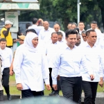 Khofifah-Emil saat mengikuti baris-berbaris dari Monas ke Istana Negara.