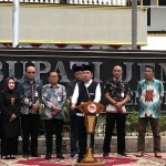 Bupati Jember saat konferensi pers di Jalan Sudarman.