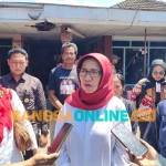 Calon Bupati Lumajang nomor urut 2, Indah Amperwati atau yang akrab disapa Bunda Indah saat menyalurkan bantuan bagi korban puting beliung. Foto: IMRON GHOZALI/BANGSAONLINE