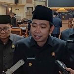Bupati Jember, Muhammad Fawait, saat memberi keterangan ke awak media.
