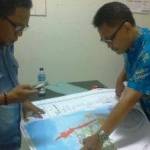 Kabid Penanaman Modal BPPM Pemkab Gresik, Subhan ketika menunjukkan peta lokasi PT Orela Shipyard. (syuhud/BANGSAONLINE)