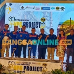 Presiden Direktur PT PON, Jaya Martapa (enam dari kanan) bersama para pimpinan perusahaan dan pejabat saat groundbreaking pabrik NPG. Foto: SYUHUD/BANGSAONLINE