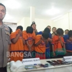 Kabid Humas Polda Jatim Kombespol Frans Barung Mangera menunjukkan para tersangka beserta barang bukti. foto: CATUR ANDY/ BANGSAONLINE