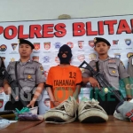 Pelaku Fajar Irfantoro dan sejumlah barang bukti saat press release di Mapolres Blitar. foto: AKINA/ BANGSAONLINE