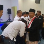 Prof Dr KH Asep Saifuddin Chalim, MA, saat mengucapkan selamat kepada para pengurus baru DPW Petanesia Jawa Barat, Selasa (1/2). Tampak di belakang Kiai Asep, Ketua Umum Petanesia Eko Priyono. foto: mma/ bangsaonline.com