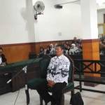 M. Samhudi, guru SMP Raden Rahmad, Balong Bendo, saat duduk di kursi pesakitan.
