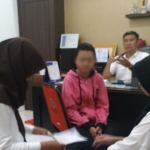 Pemkot Surabaya saat memberikan pendampingan korban bullying