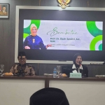 Prof Dr KH Asep Saifuddin Chalim, MA, Prof Dyah Sawitri, Dr KH Mauhibur Rokhman dan Dr Eng Fadli Usman dalam acara Pemutakhiran Regulasi Kepangkatan Dosen dan Tata Cara Pembukaan Program Studi Baru di salah satu ruang rektorat UAC Pacet Mojokerto, Rabu (12/11/2025). Foto: MMA/bangsaonline