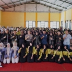 Para siswa SMKN 1 Bojonegoro foto bersama usai sosialisasi.