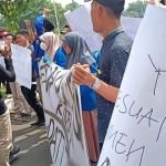 PMII Tuban saat menggelar demo refleksi satu tahun kepemimpinan Lindra-Riyadi.