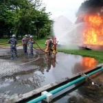 Suasana pemadaman kebakaran oleh Tim PEK di Koarmada II.