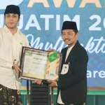 Ketua PCNU Sidoarjo KH Zainal Abidin (kanan) saat menerima penghargaan NU Jatim Award 2023, Sabtu (18/3/2023) malam. foto ist